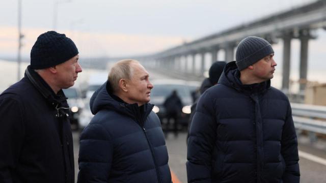 El presidente ruso, Vladimir Putin, inspecciona el puente de Crimea.