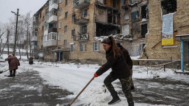 Una residente retira la nieve en la aldea de Horenka (región de Kiev), sin electricidad, calefacción ni agua.