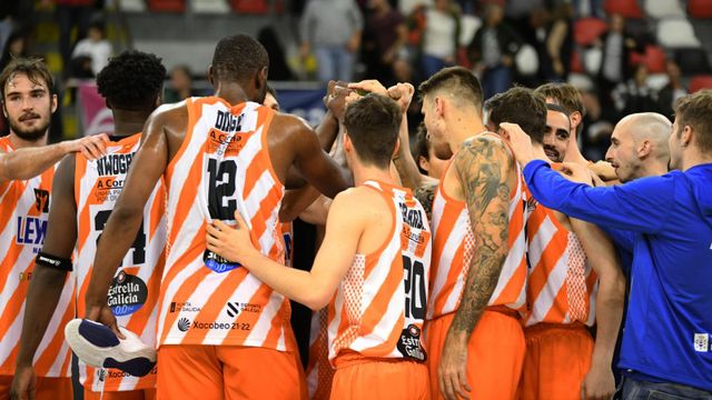 Los jugadores del Básquet Coruña durante la celebración de un triunfo.