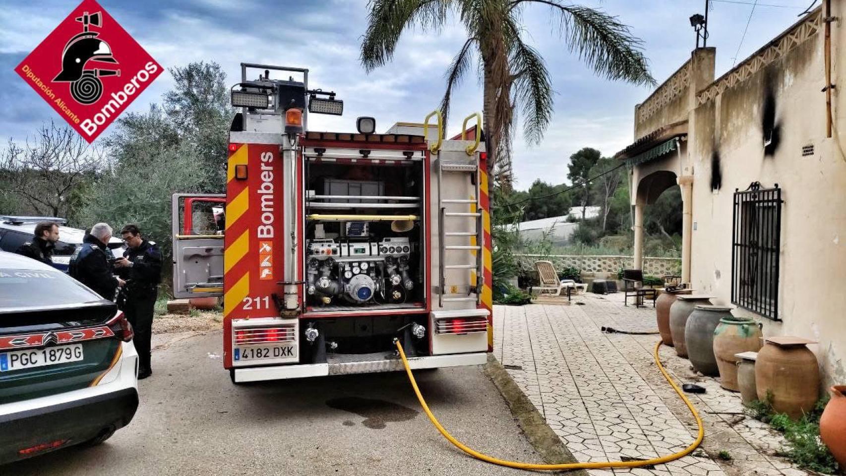 Intervención de los bomberos en el incendio de un chalé en Alfaz del Pi.