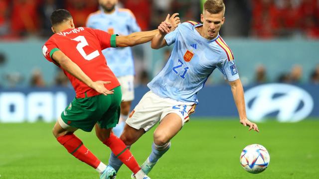 Dani Olmo se lleva el balón en el Marruecos - España