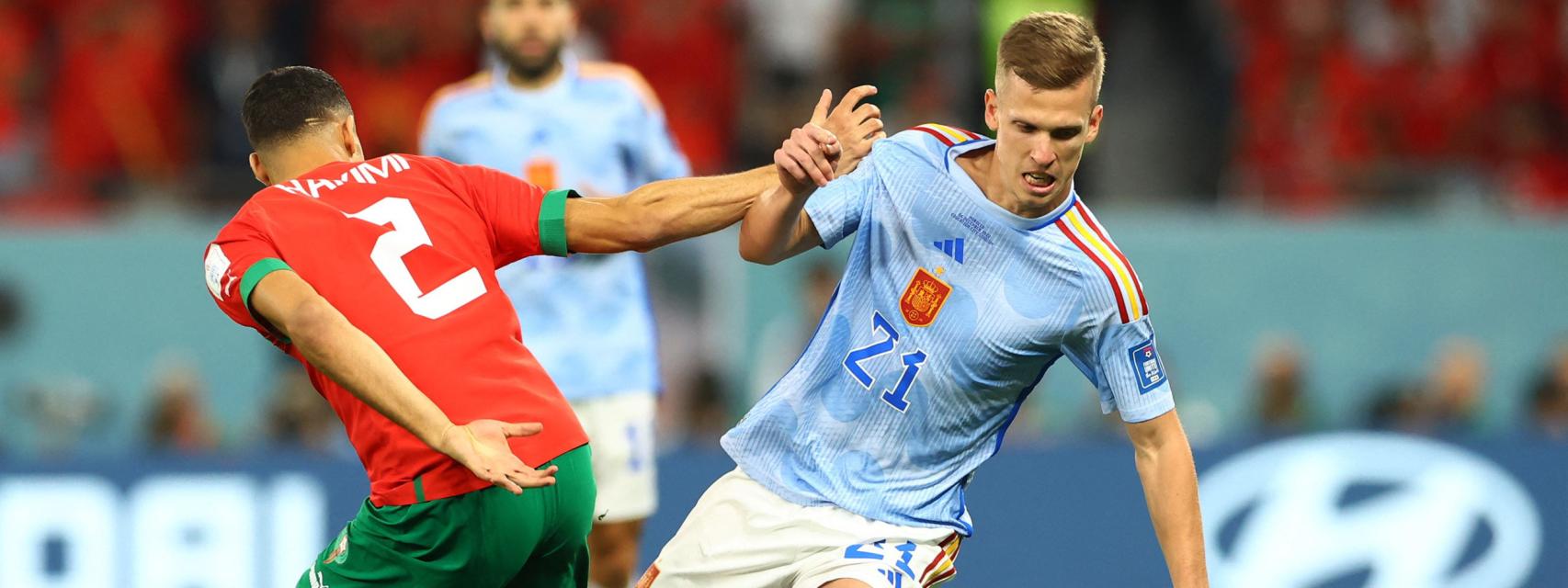 Dani Olmo se lleva el balón en el Marruecos - España