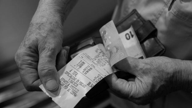 Detalle de un ticket de la compra en un mercado de abastos.