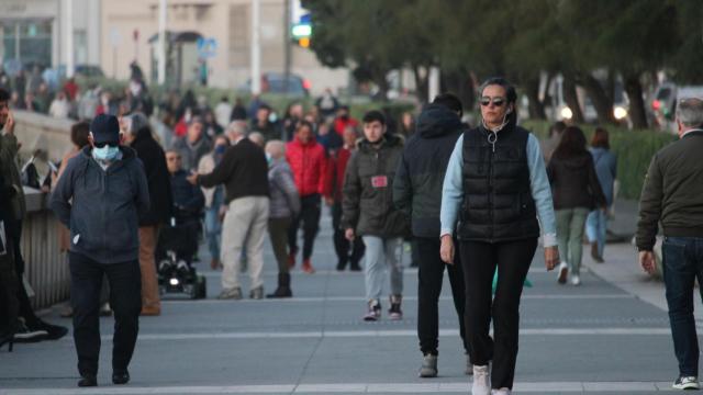 Gente paseando por la ciudad de A Coruña