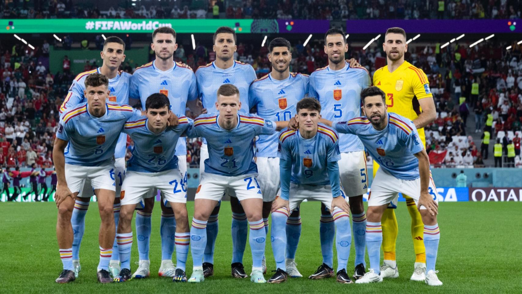 La selección española con la camiseta azul celeste ante Marruecos.
