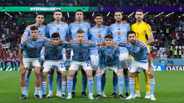 La selección española con la camiseta azul celeste ante Marruecos.