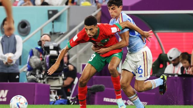 Azzedine Ounahi frenando aa Pedri durante el Marruecos - España
