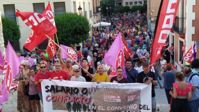 Sindicatos, en la imagen una manifestación en noviembre, y patronales siguen sin llegar al acuerdo.