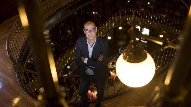 Félix Álvarez, en la biblioteca del Congreso.