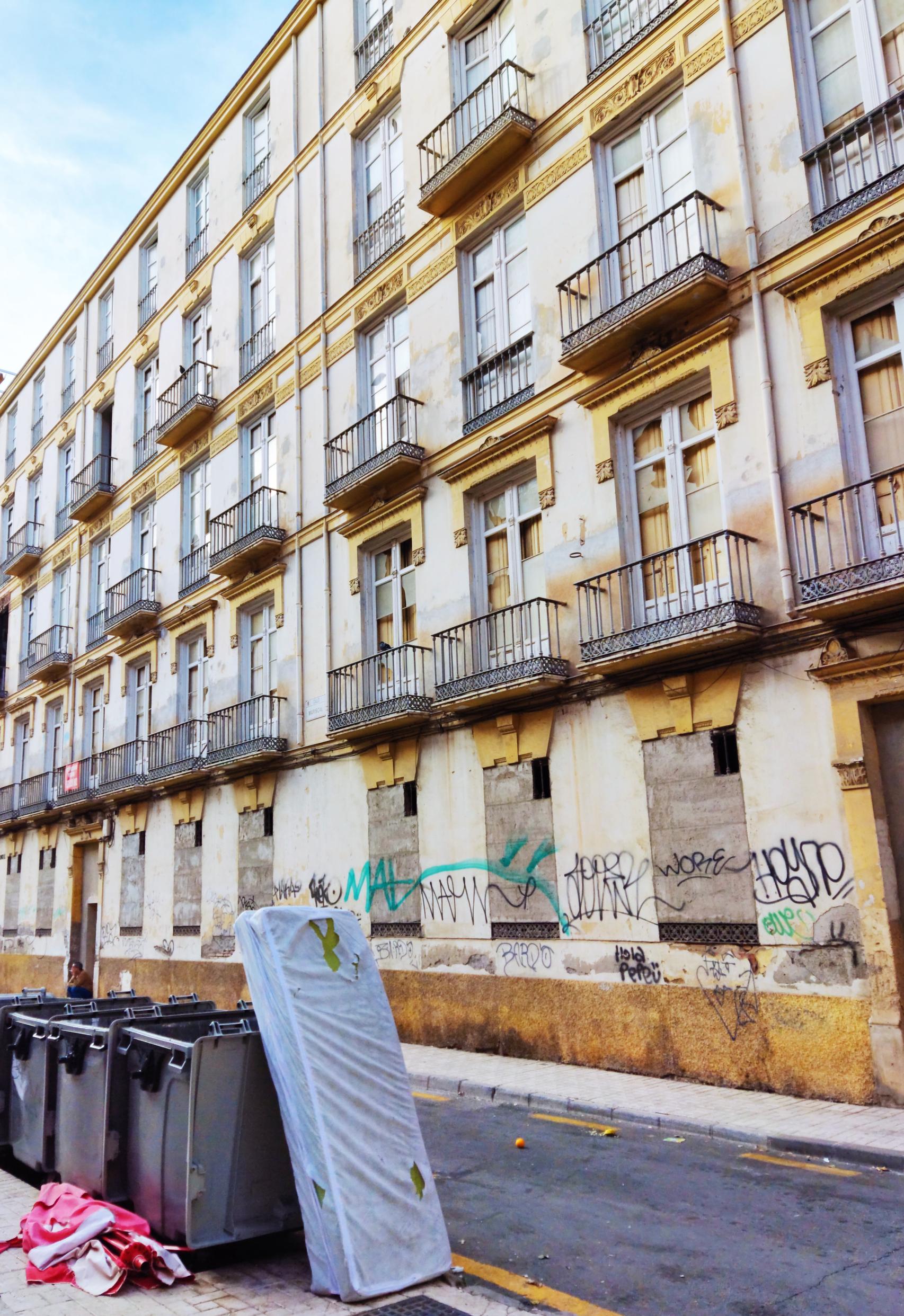 Otra imagen de la fachada de los edificios de Mariscal, 3 y 5.
