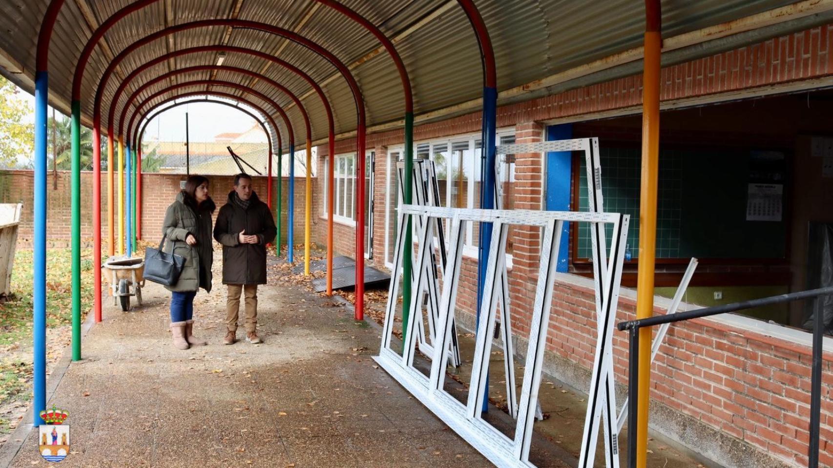 El alcalde de Benavente, Luciano Huerga y la concejal de Obras y Urbanismo, Sandra Veleda visitando las obras de la Escuela de Música Duquesa Pimentel de Benavente