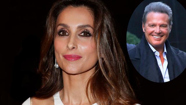 La diseñadora Paloma Cuevas junto al cantante Luis Miguel en un montaje de EL ESPAÑOL.