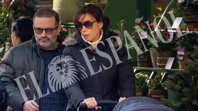 La presentadora Marta Flich junto a su marido, Edu Galán, paseando por Madrid con su primera hija, Berta.