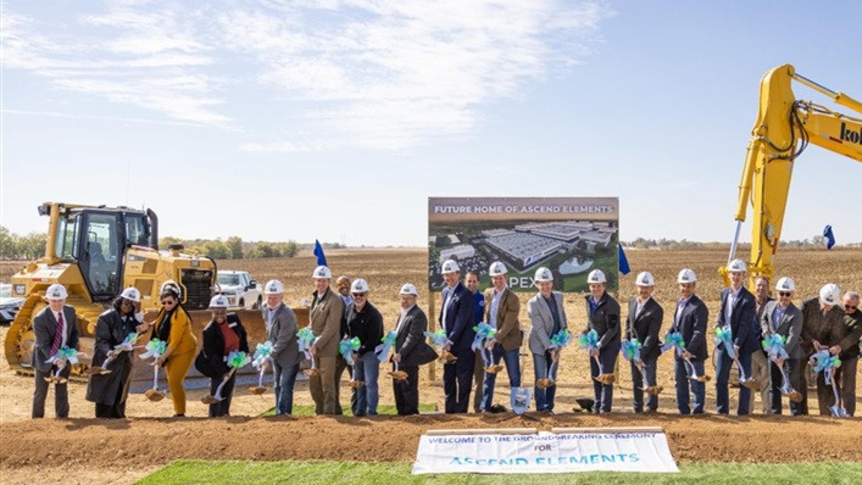 Ceremonia de arranque de construcción de la planta.