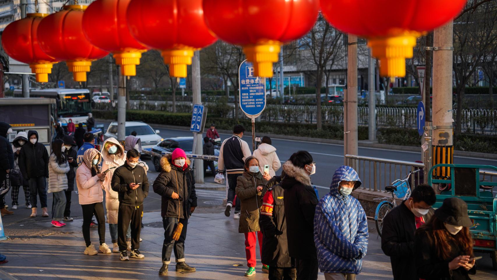 Personas hacen fila para una prueba PCR en Pekín, China.
