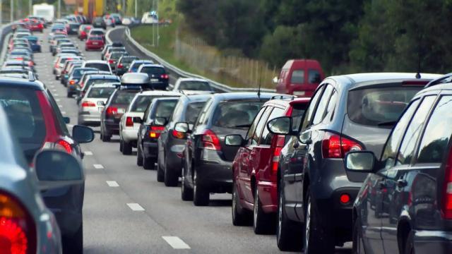 Coches en una carretera nacional.