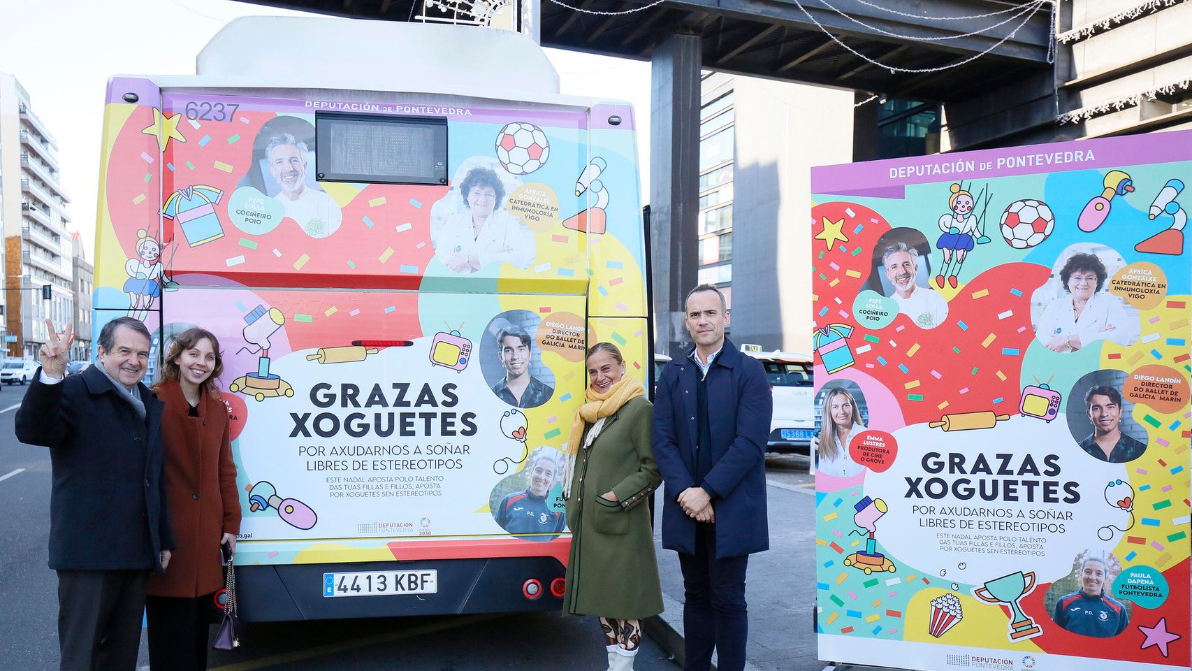 Campaña ‘Grazas xoguetes’ en los buses de Vigo.