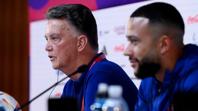 Van Gaal, durante la rueda de prensa con Depay.