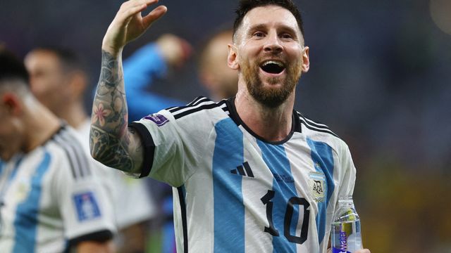 Leo  Messi celebra la victoria de Argentina en octavos de final.