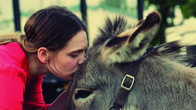 Sandra Drzymalska junto  a Eo, el burro protagonista de la película. Foto: Aneta y Filip Gbscy