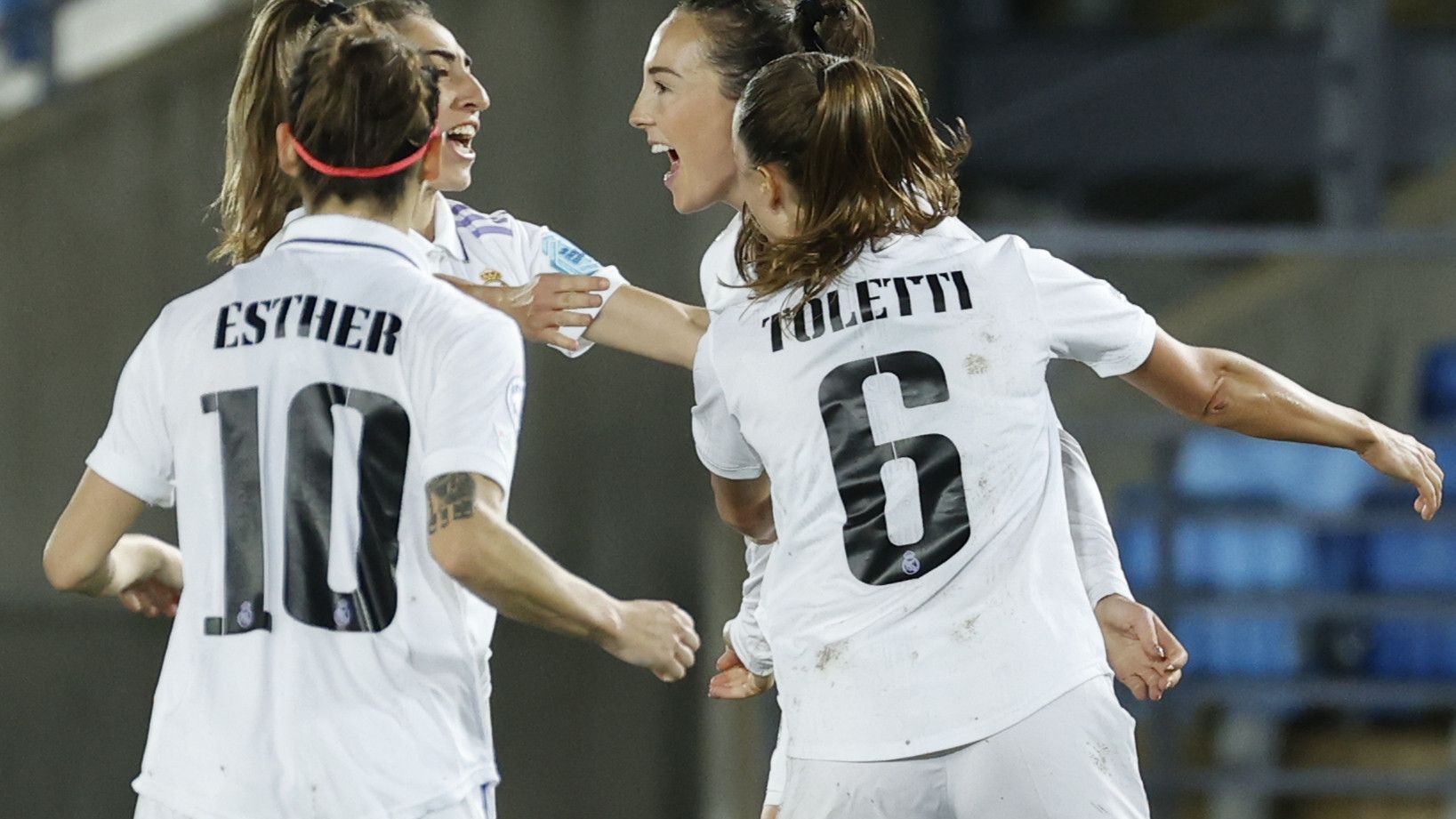 Las jugadoras del Real Madrid celebran el gol de Weir.
