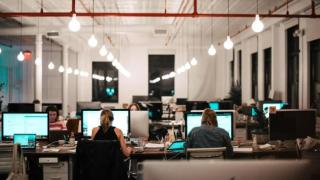 Trabajadores en una oficina.