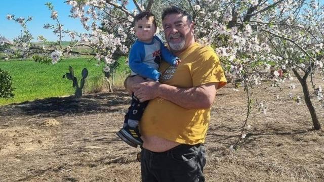 Antonio y su nieto, junto a un almendro en el campo donde trabajó de capataz.