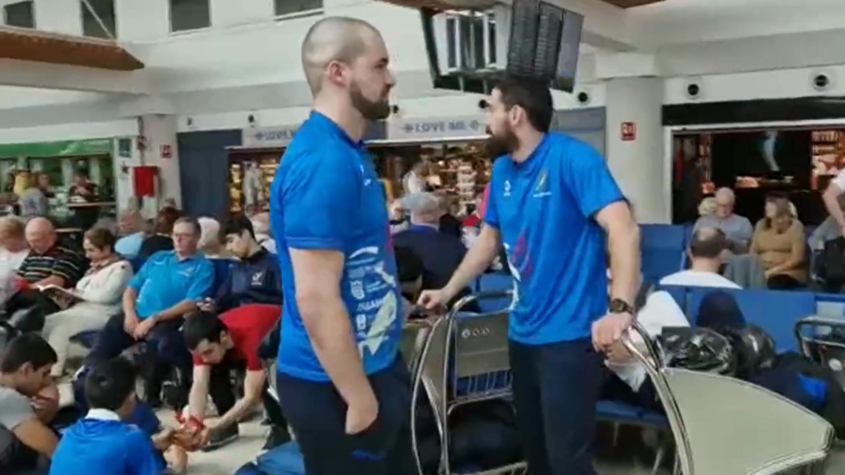 SD Lirón Teucro en un aeropuerto de Canarias.