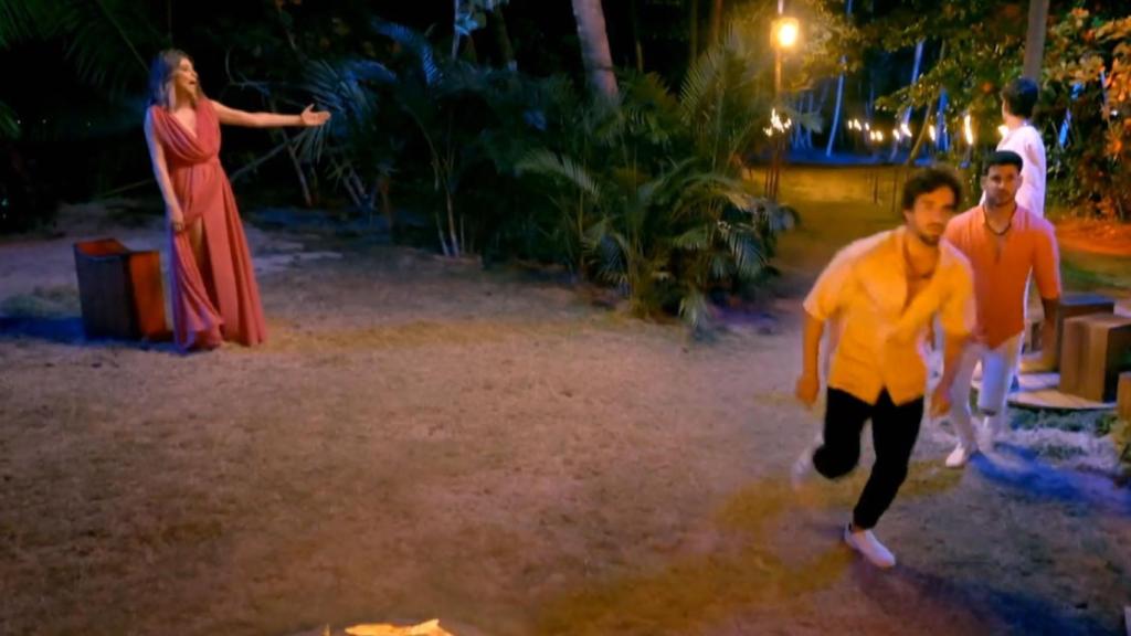 Sandra Barneda ordenó a los chicos abandonar la hoguera a toda prisa en ‘La isla de las tentaciones’