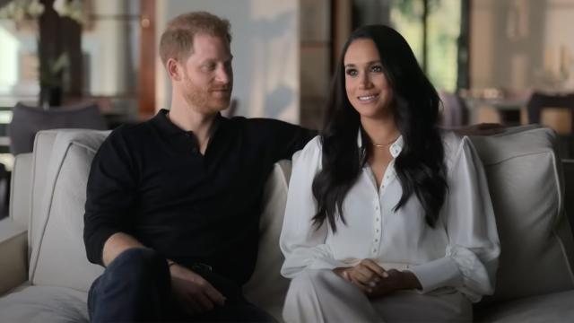 Los duques de Sussex en un fragmento de 'Enrique y Meghan'.