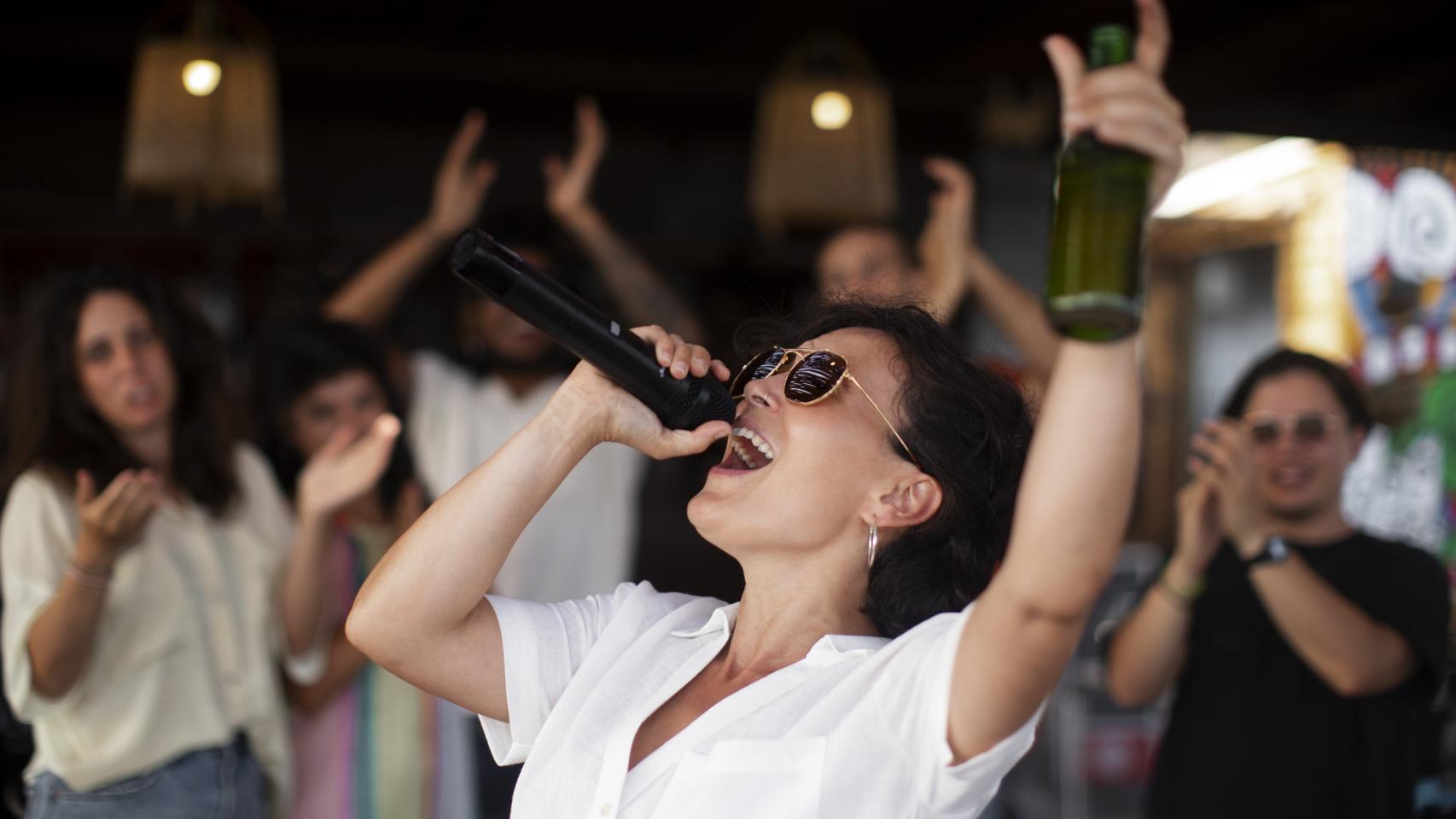 Por favor, deja en paz el micrófono que nunca trae nada bueno.