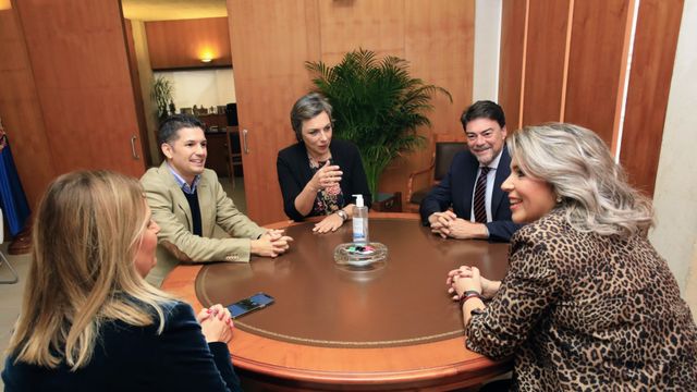 Un momento de la reunión de los representantes de Hosbec con Barcala y Mari Carmen Sánchez, este viernes.