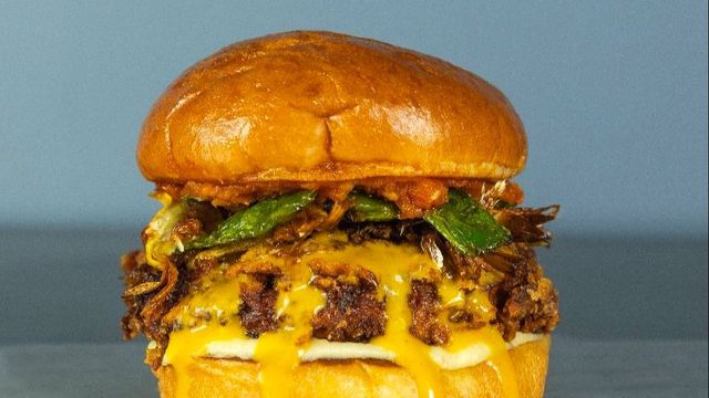 La hamburguesa Jaume's, un homenaje a la paella, que ha inventado Hundred Burgers.
