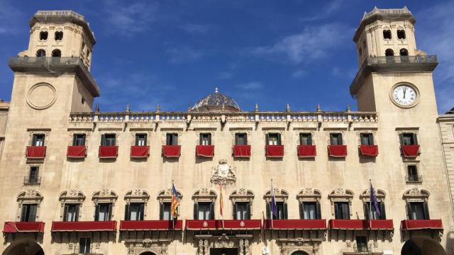 El Ayuntamiento de Alicante cierra el año con los reconocimientos a la ciudad.