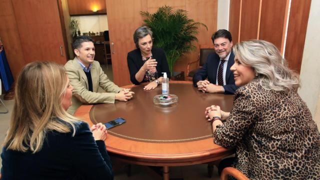 Un momento de la reunión de los representantes de Hosbec con Barcala y Mari Carmen Sánchez, este viernes.