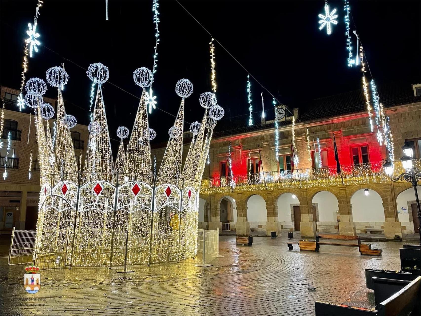 Imagen de Benavente con las luces de Navidad.