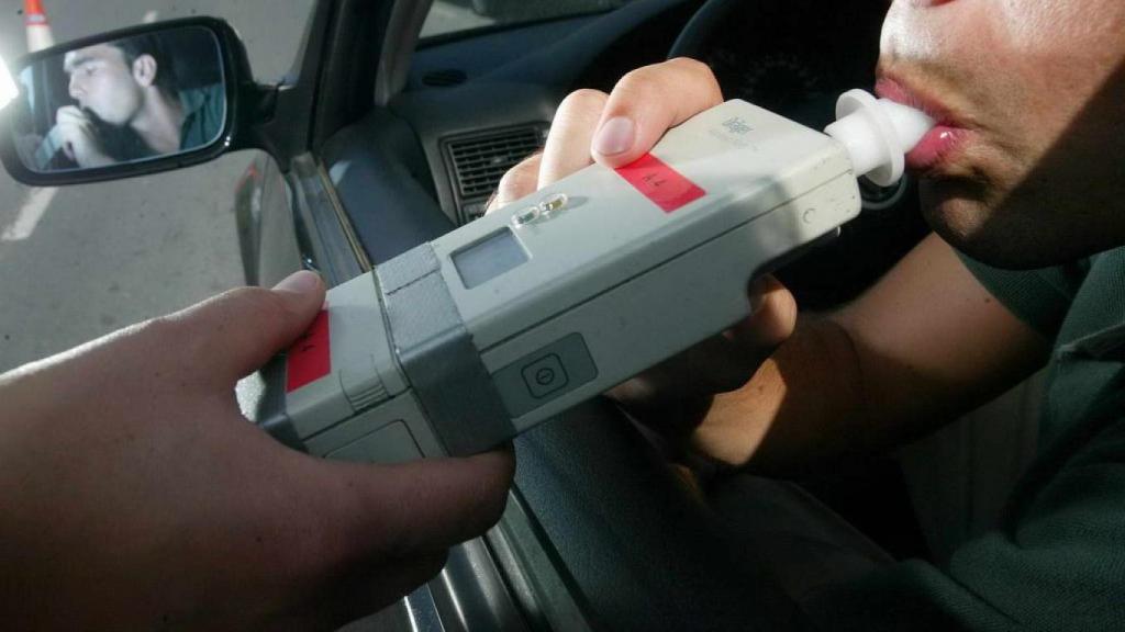 Una persona realizando un test de alcoholemia.