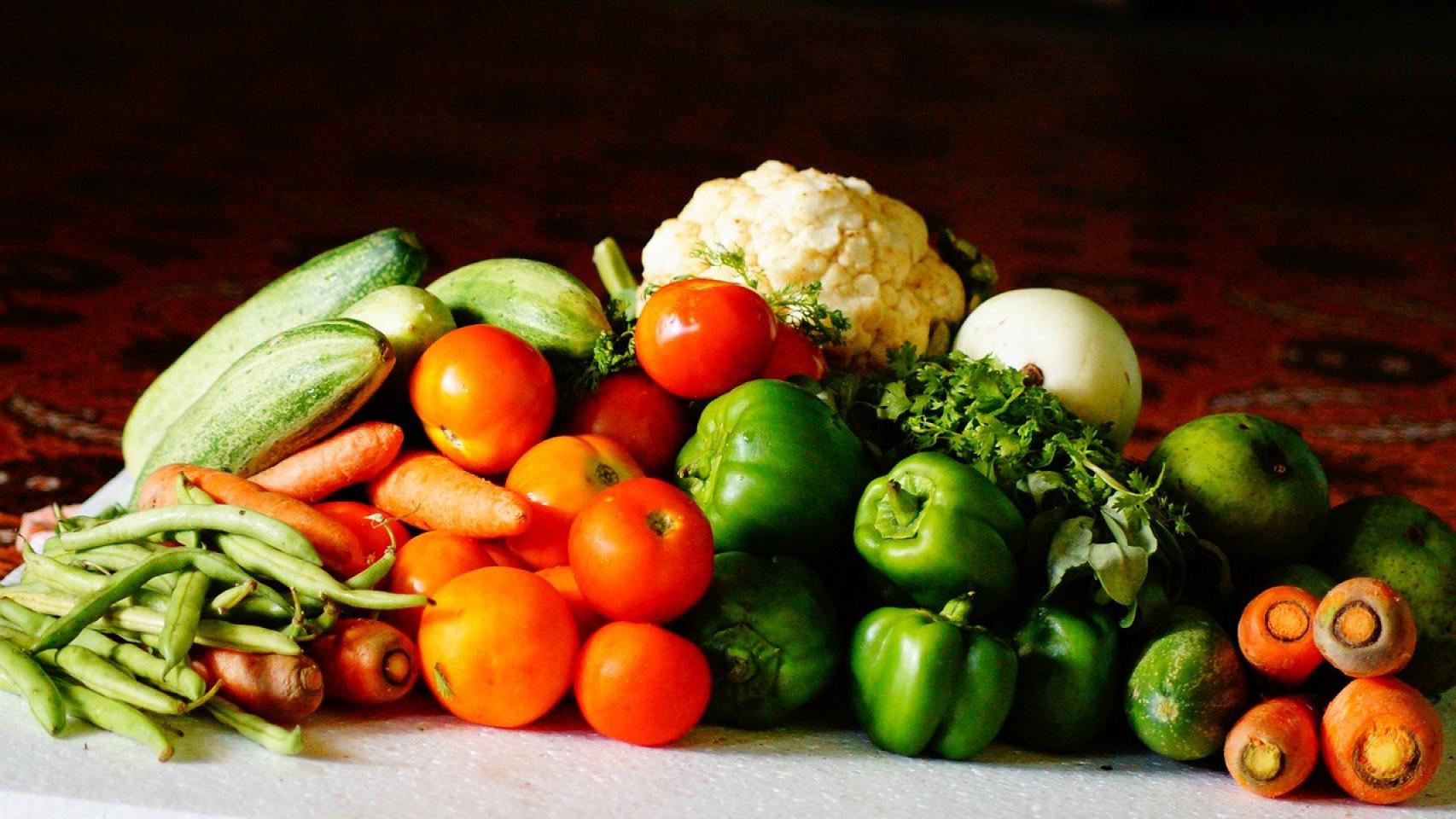 Bodegón de alimentos ricos en carotenos.