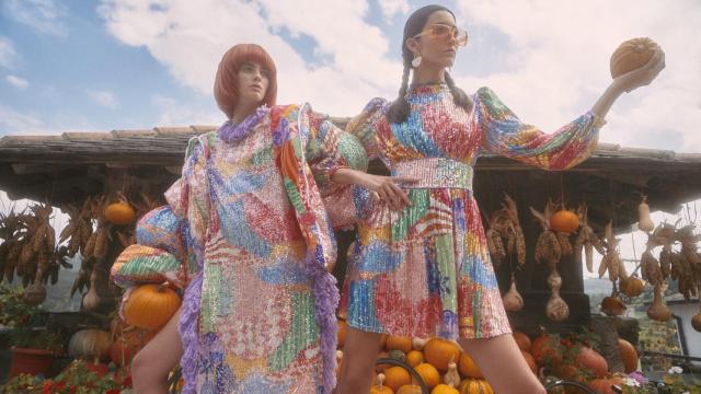 Dos modelos luciendo los diseños 'made in Spain'.