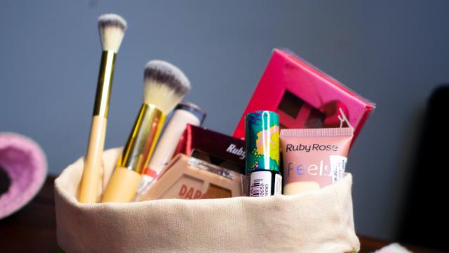 Neceser con productos de belleza.