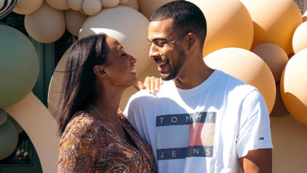 Ana Peleteiro y su futuro marido, Benjamín Campaoré, en el baby shower de su hija.