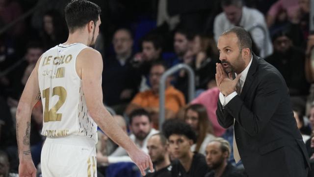 Nando de Colo junto a TJ Parker en un partido del Asvel Villerbaune de Euroliga