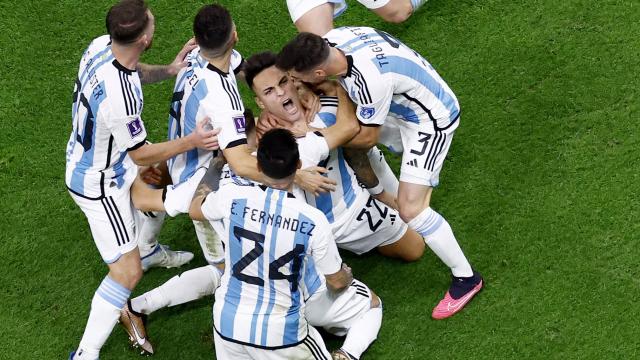 Celebración del penalti de Lautaro.