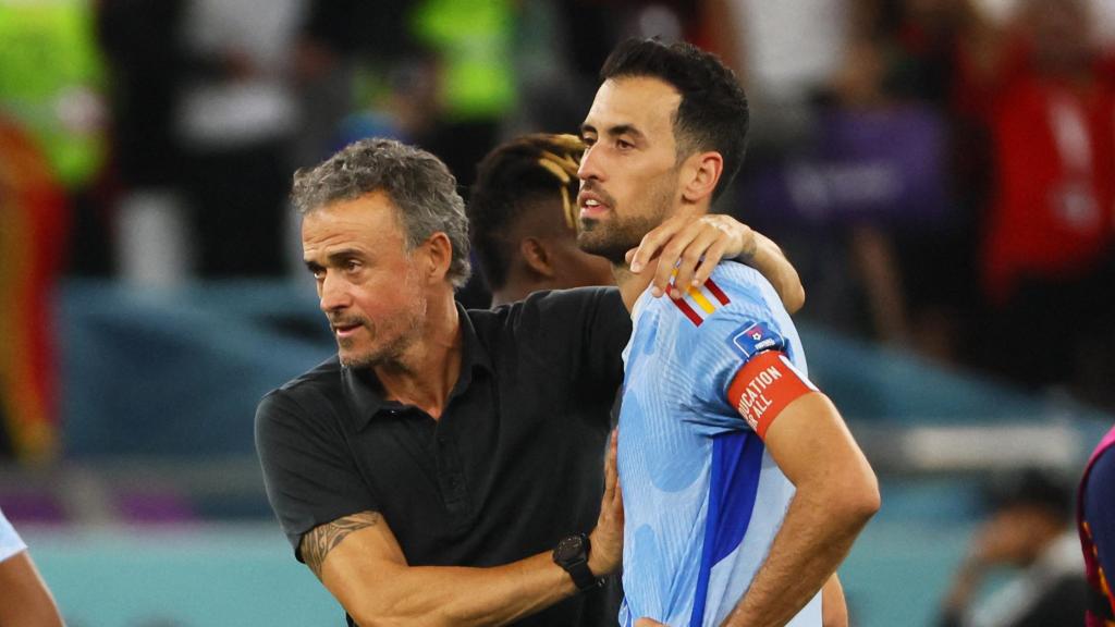 Luis Enrique y Sergio Busquets tras la tanda de penaltis contra Marruecos
