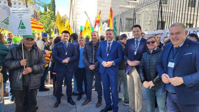 Última concenatración de los regantes en Madrid, con Lucas Jiménez, presidente del Scrats, a la derecha.