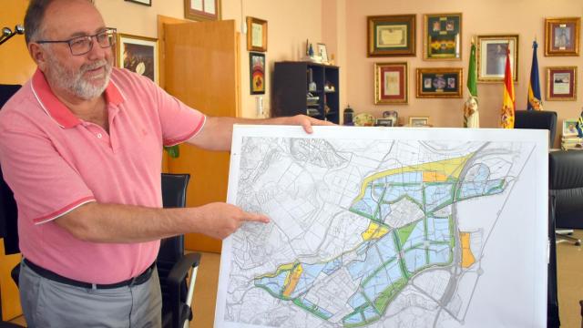 Joaquín Villanova con un plano de la Ciudad Aeroportuaria.