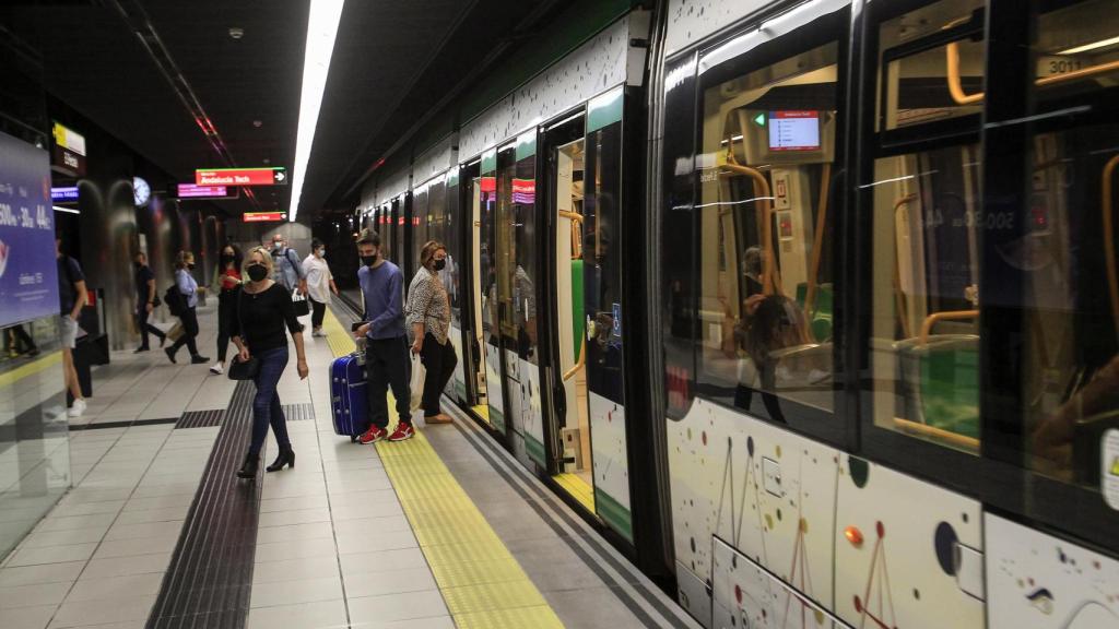 Un grupo de viajeros del Metro de Málaga.