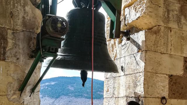 El campanero Diego Sanz en la iglesia de Alustante, Guadalajara