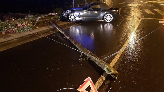 Un conductor ebrio choca contra una señal y un poste en Lugo y lo achaca a un ataque de tos