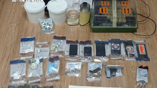 Droga y armas incautadas en Ordes
